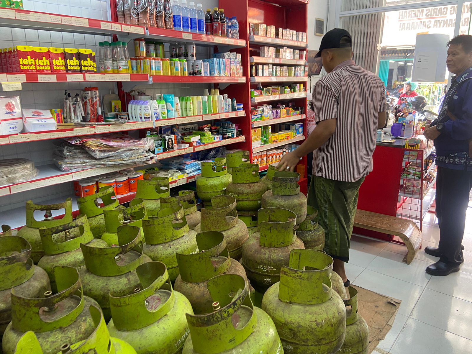BERBURU GAS: Ketersediaan gas LPG 3 kg kosong di salah satu pangkalan di wilayah Denpasar, Senin (3/1)