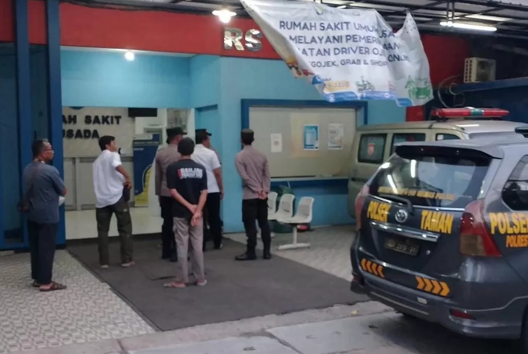 RUMAH SAKIT : Korban gantung diri dievakuasi polisi ke Rumah Sakit Usada Wage, Taman, Sidoarjo.