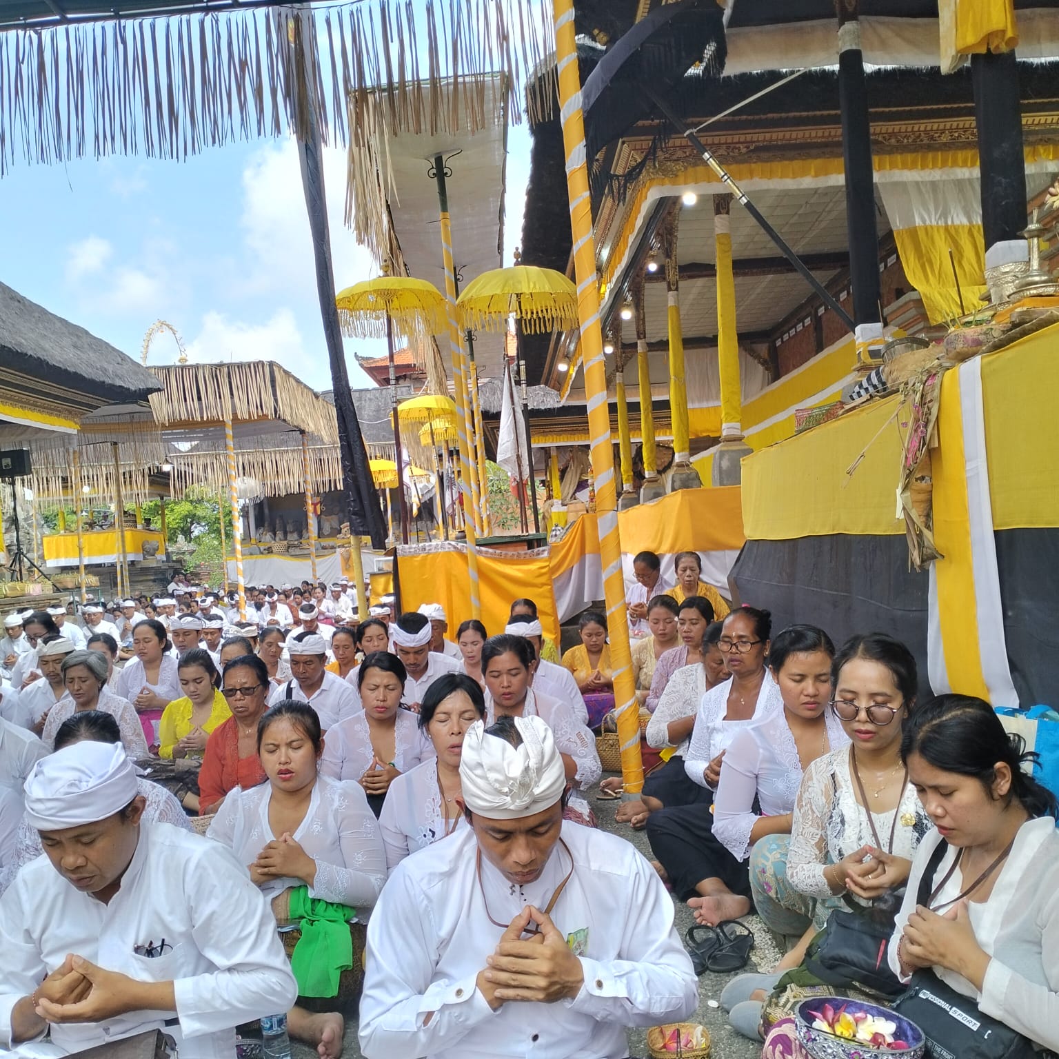 UPACARA : Kegiatan upacara agama oleh umat Hindu.