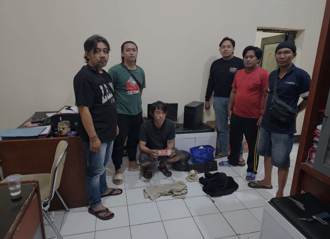 DIAMANKAN: Tersangka Muhammad Arif Ilhamsyah diamankan tim gabungan Satreskrim Polres Gresik dan Polsek jajaran di rumahnya.