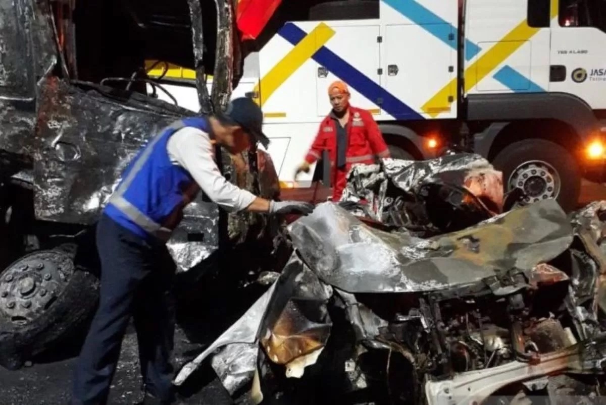 Petugas menangani lokasi kecelakaan di Gerbang Tol Ciawi, Kelurahan Katulampa, Kota Bogor, Rabu (5/2). (Damkar Kota Bogor/Antara)