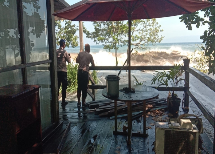 TERDAMPAK : Banjir rob yang menerjang Pantai Monggalan.