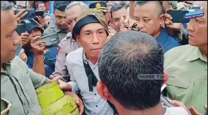 Seorang warga mengungkapkan kekesalannya di depan Menteri ESDM