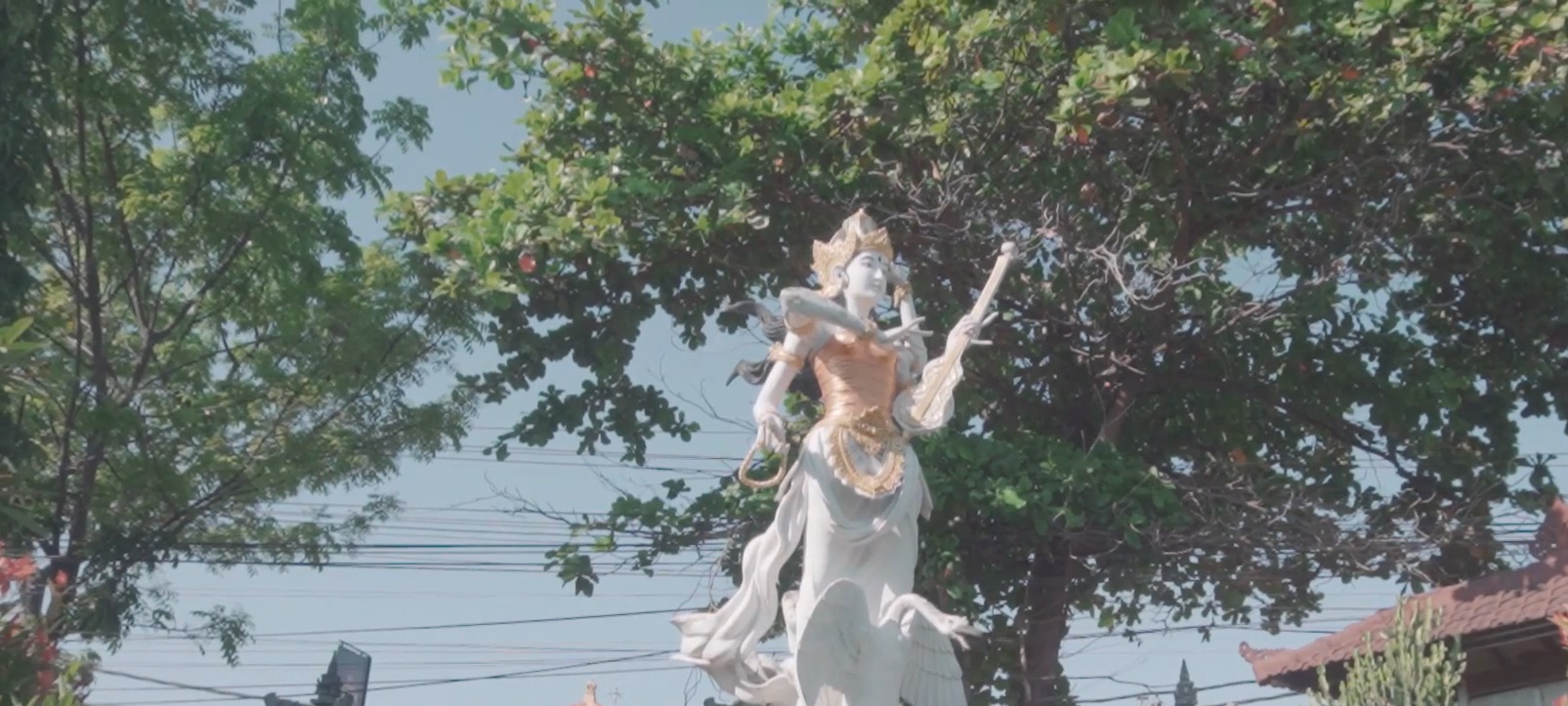 Patung Dewi Saraswati yang berada di sekolah sebagai Ista Dewata para pelajar yang menuntut ilmu