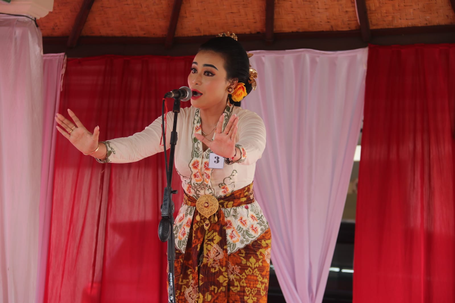 Kegiatan lomba yang diselenggarakan Dinas Kebudayaan Kabupaten Buleleng sebagai rangkaian perayaan Bulan Bahasa Bali.