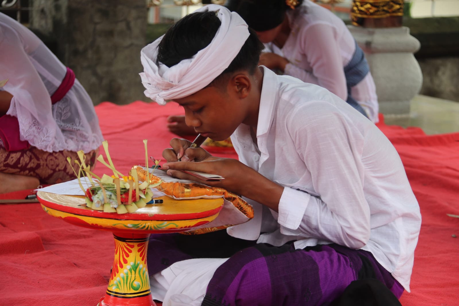 Lomba nyurat aksara Bali dalam lontar pada kegiatan Bulan Bahasa Bali.