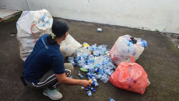 Pemilahan sampah yang dilakukan di Diskominfosanti Buleleng.