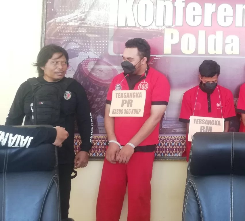 NGAKU JADI POLISI: Polisi gadungan berinisial PR dihadirkan saat jumpa pers di Mapolda NTB, Selasa (4/2).