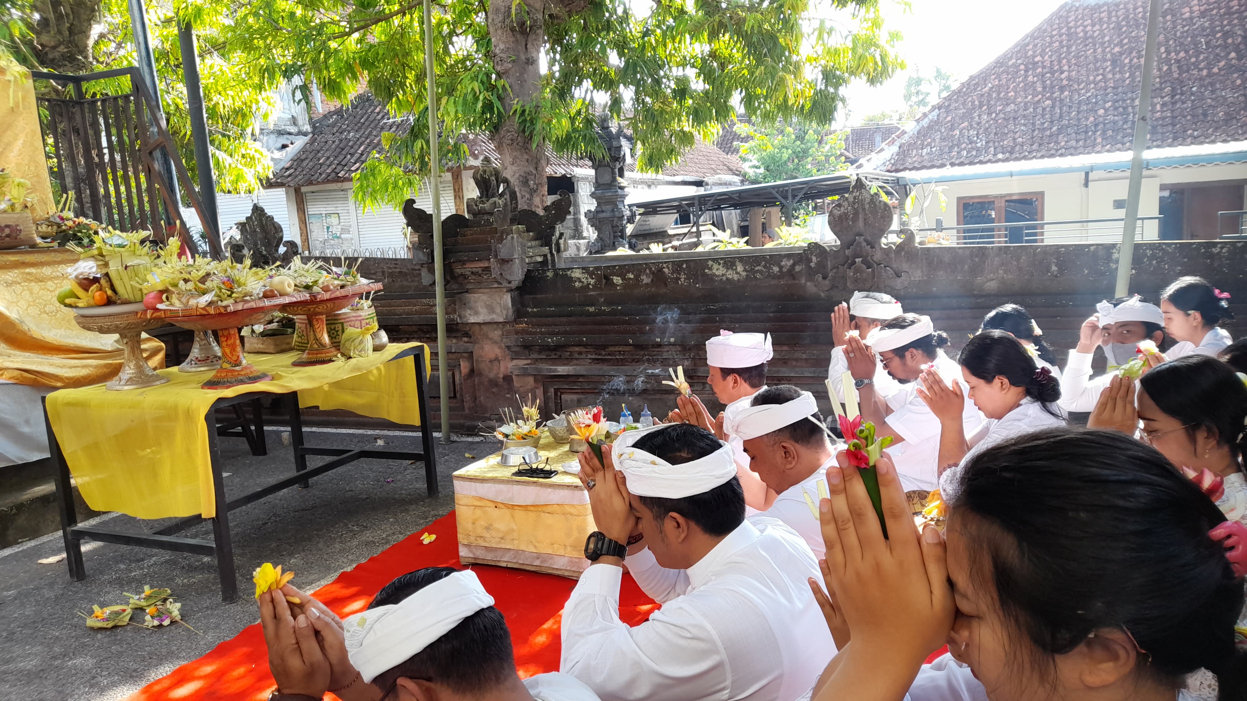 YADNYA : Pelaksanaan yadnya oleh umat Hindu Bali.