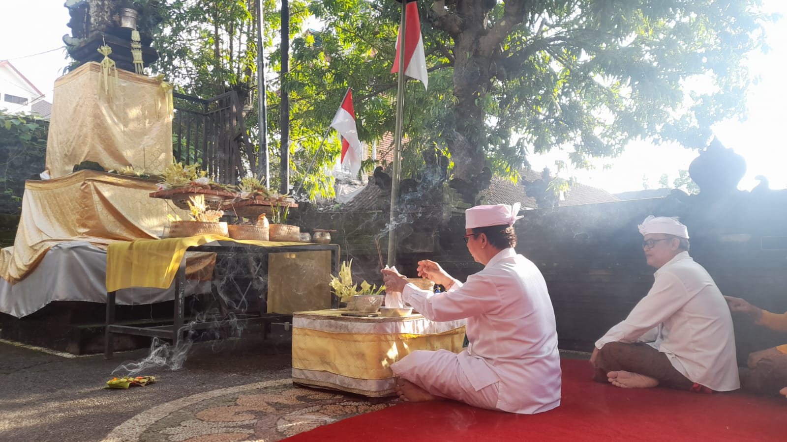 MANTRA :  Rohaniawan umat Hindu tengah mengucapkan mantra yang pada awalan  mengucapkan aksara suci Om.
