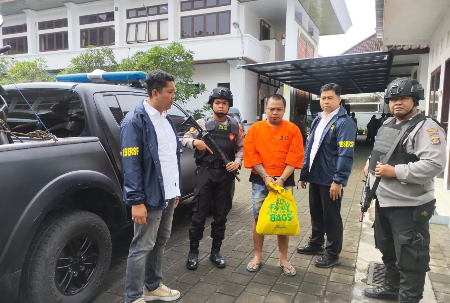 MASUK KEJAKSAAN: Tersangka Agus Sugianto, 31, dan barang bukti diserahkan polisi ke kejaksaan, Senin (3/1/2025) (istimewa/radarbali.jawapos.com)