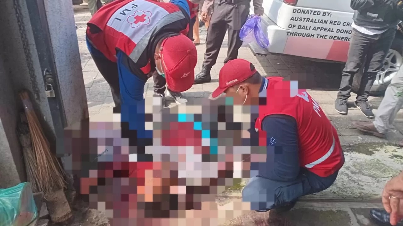 MOTIF ASMARA: Si Ketut Raka, 61, tewas bersimbah darah di di pinggir Jalan Ken Umang Banjar Dakdakan, Kelurahan Peguyangan, Kecamatan Denpasar Utara, Senin (3/2). (ISTIMEWA/radarbali.jawapos.com)
