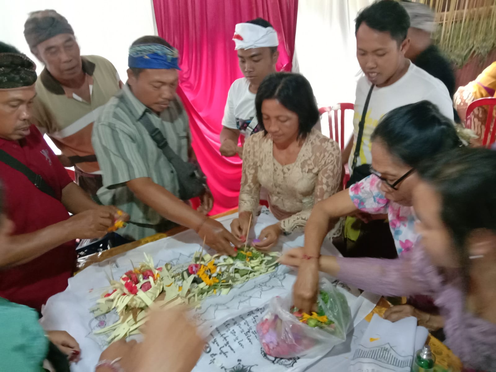 KAJANG : Prosesi ngajum kajang dalam upacara pengabenan di Bali.