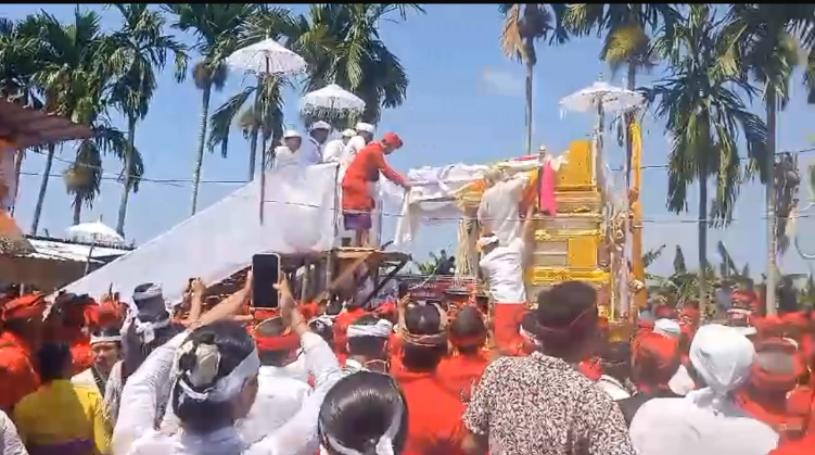 Prosesi Pelebon Ida Sri Mpu Nabe Gde Karuna Putra, Geria Maitri Bhuwana Budeng Putih, Rabu (5/2/2025).