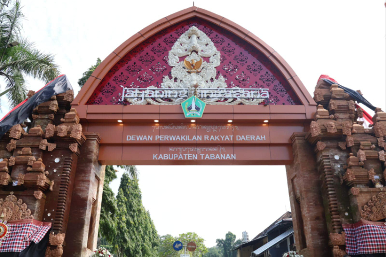 Telan Dana Rp hampir 2 Miliar, Gate pintu masuk DPRD Tabanan yang berbentuk Jineng diresmikan.
