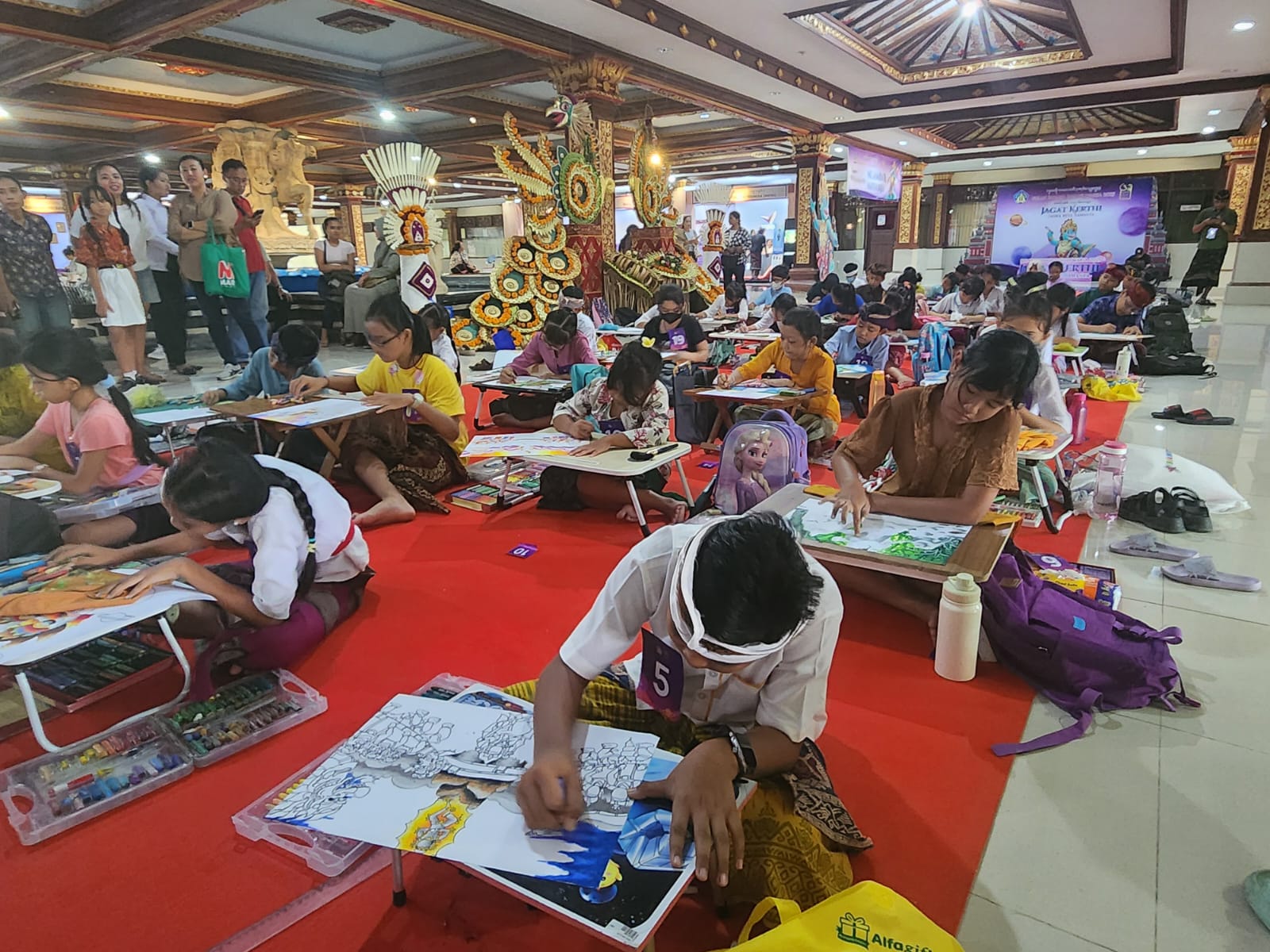 59 Anak-anak Setingkat SD mengikuti lomba Ngambar Satua Bali serangkaian  Bulan Bahasa Bali VII