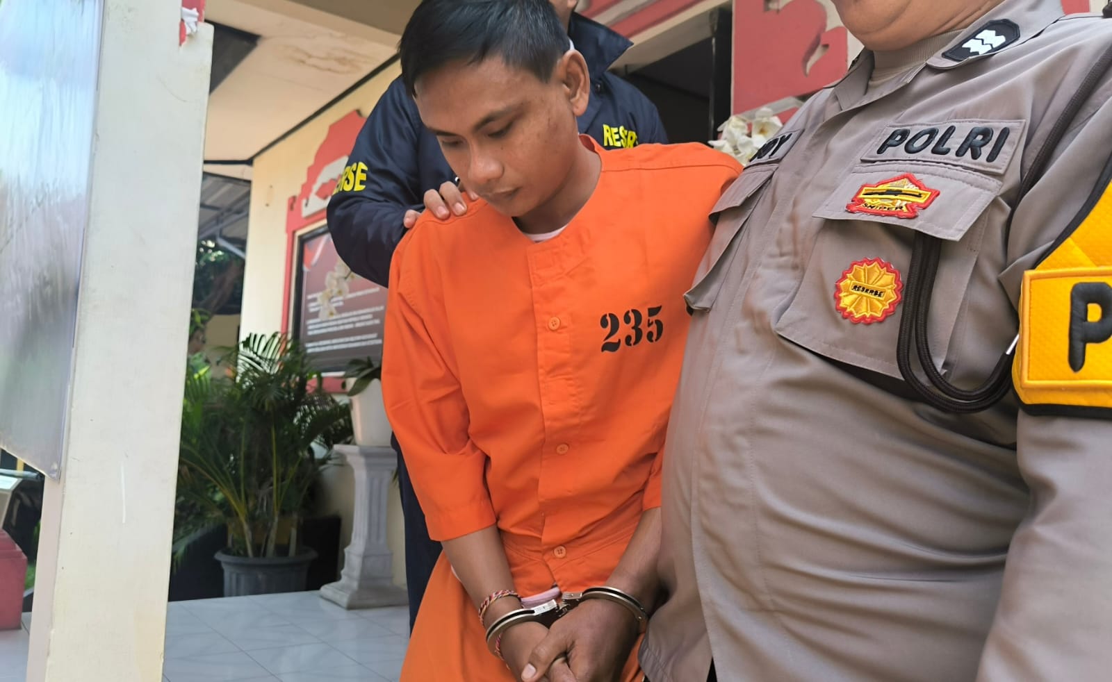 Tertunduk: Wayan Sudiarta hanya tertunduk lesu saat digiring di Mapolsek Denpasar Selatan. (Bali Express/Istimewa)