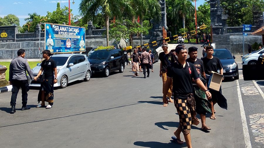Puluhan keluarga I Made Agus Aditya,26, korban pembunuhan di Jalan Raya Tojan, Gianyar, Bali, mendatangi Mapolres Gianyar pada Rabu (5/2/2025).