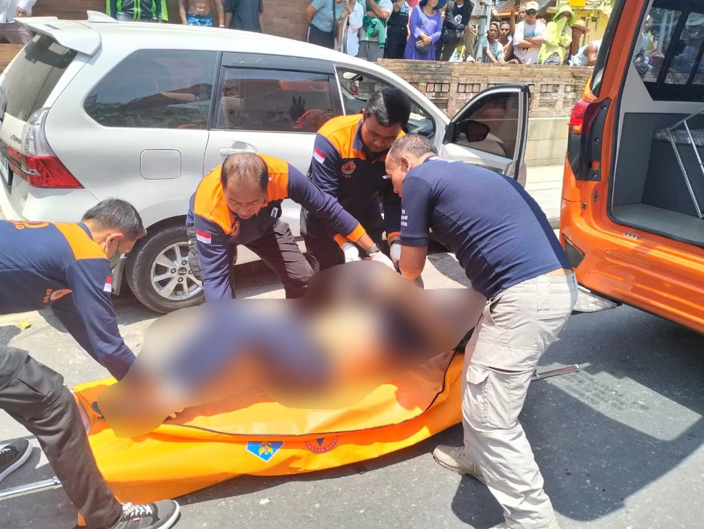 MENINGGAL: Evakuasi jenazah sopir mobil Daihatsu Xenia putih dengan nomor polisi DK 1517 AL yang terparkir di trotoar Jalan Pantai Kuta, Kamis (6/1/2025). (istimewa)
