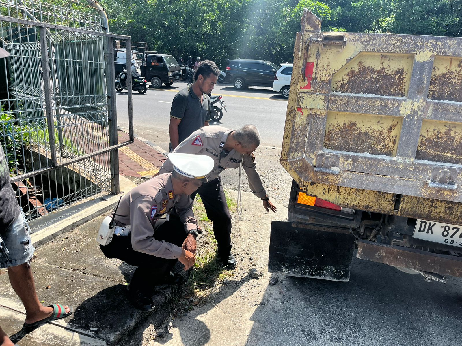 Polisi olah TKP kecelakaan yang mengakibatkan MT meninggal dunia di Jalan di Jalan Bypass I Gusti Ngurah Rai, Kuta, Selasa (4/2/2025).