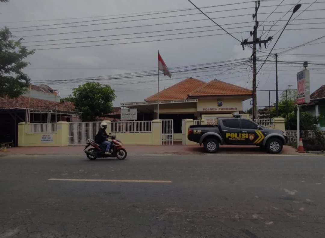 DIAMANKAN: Kepek, pelaku pencurian motor tetangga di Desa Jabontegal kini diamankan di Mapolsek Pungging.