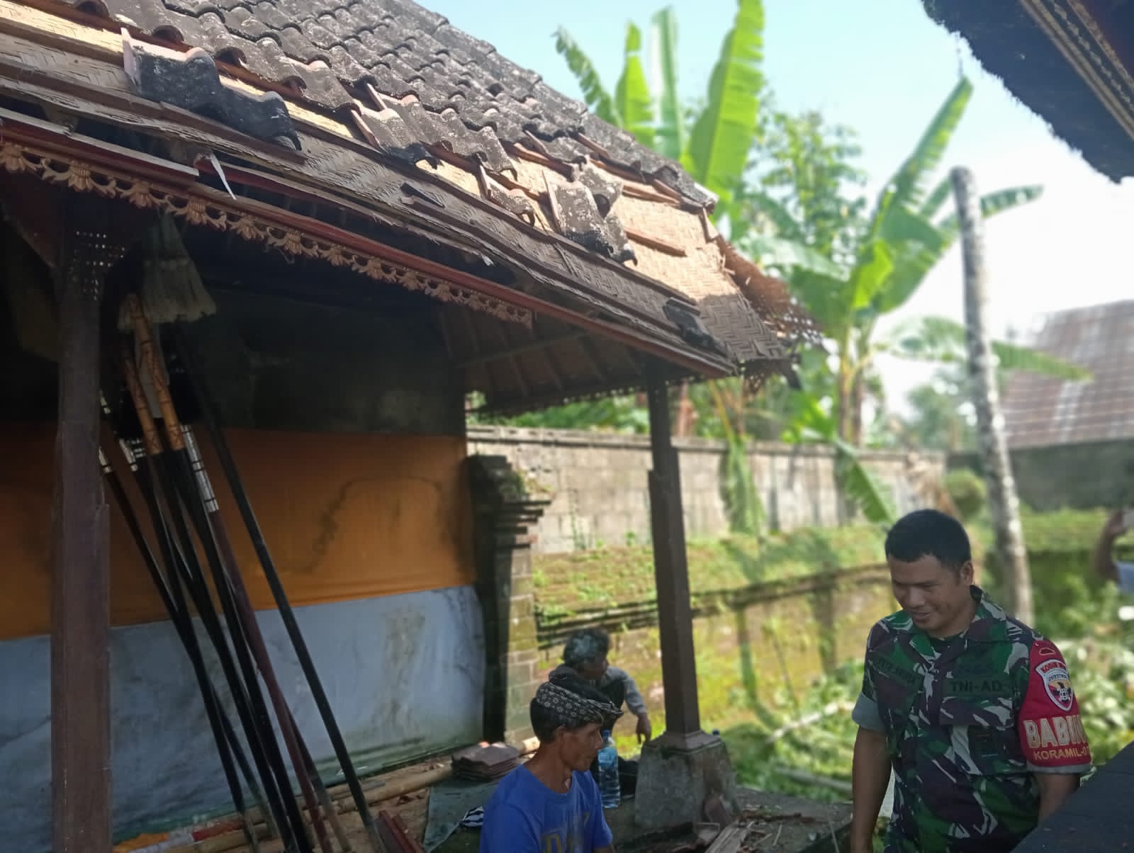TUMBANG: Pohon berusia ratusan tahun tumbang dan menimpa bangunan suci di Pura Puseh Desa Adat Susut, Buahan, Payangan, Gianyar, Kamis (6/2) sekitar pukul 10.00 WITA.
