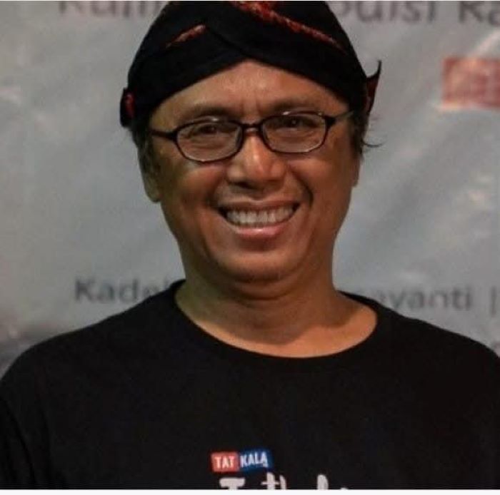 Yahya Umar yang bekerja sebagai wartawan freelance dan penulis cerpen hingga novel.