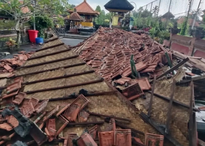 ROBOH: Bangungn Bale Bengong di Pura Prajapati Desa Baha, Kecamatan Mengwi yang roboh pada Kamis (6/2/2025).