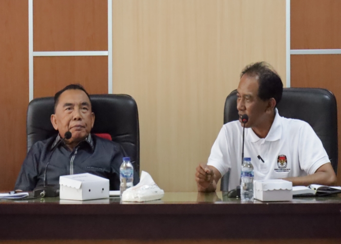 Bupati Jembrana I Nengah Tamba didampingi Sekda Jembrana I Made Budiasa saat rapat beserta jajaran pimpinan OPD di lingkup Pemkab Jembrana, Jumat (7/2/2025).