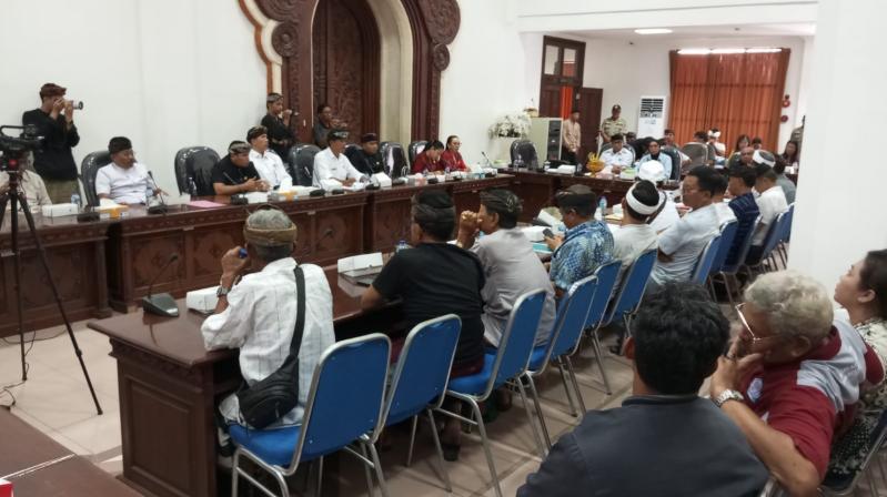 Rapat koordinasi menindaklanjuti hasil penyampaian aspirasi masyarakat dan permohonan advokasi nasabah LPD Bedulu di DPRD Gianyar, Kamis (6/2/2025).