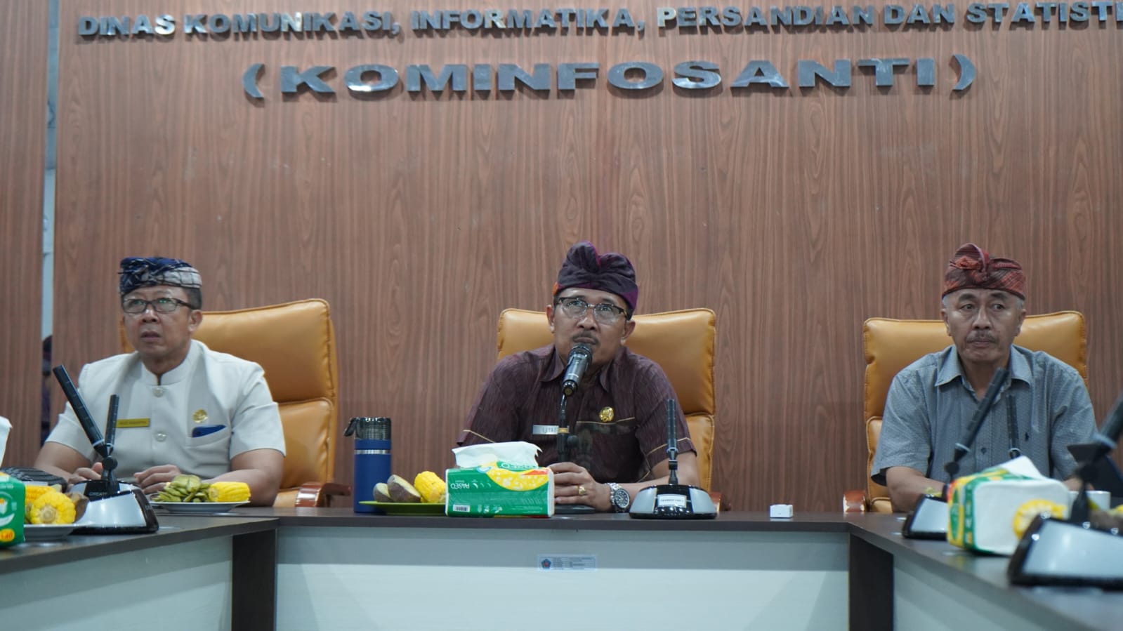 Sekda Gede Suyasa (tengah) saat memimpin rapat pembahasan efisiensi anggaran di Diskominfosanti Buleleng.