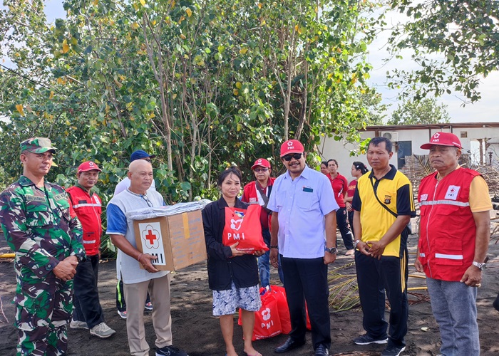 BANTUAN : PMI Klungkung menyalurkan bantuan sosial kepada warga terdampak banjir rob yang melanda Pantai Monggalan, Desa Kusamba, Kecamatan Dawan, Kabupaten Klungkung, Jumat (7/2/2025).