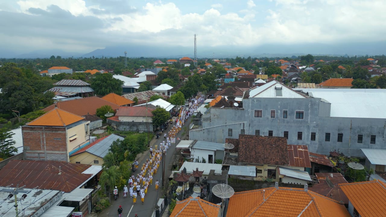 Prosesi melasti sivitas akademika STAHN Mpu Kuturan Singaraja saat dipotret menggunakan drone