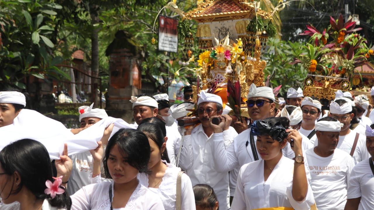 Ribuan sivitas akademika STAHN Mpu Kuturan Singaraja saat melasti ke Segara Banyuning pada Jumat (7/2) serangkaian karya Bhakti Penerus Pura Agung Mpu Kuturan