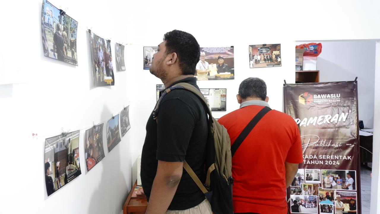 Pameran foto dan buku hasil pengawasan Pilkada Serentak 2024 di Bawaslu Kabupaten Buleleng.