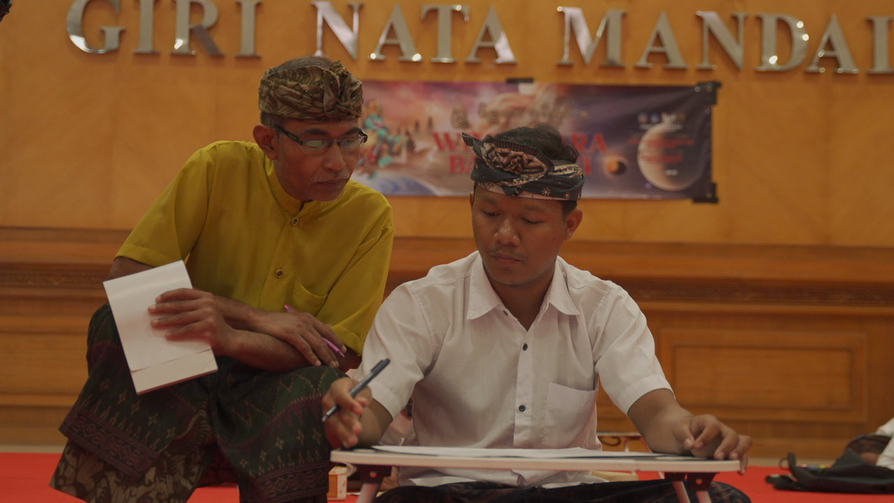 LOMBA: Lomba baligrafi dalam rangka Bulan Bahasa Bali VII di Loby Balai Budaya Giri Nata Manadala Puspem Badung, Kamis (6/2).
