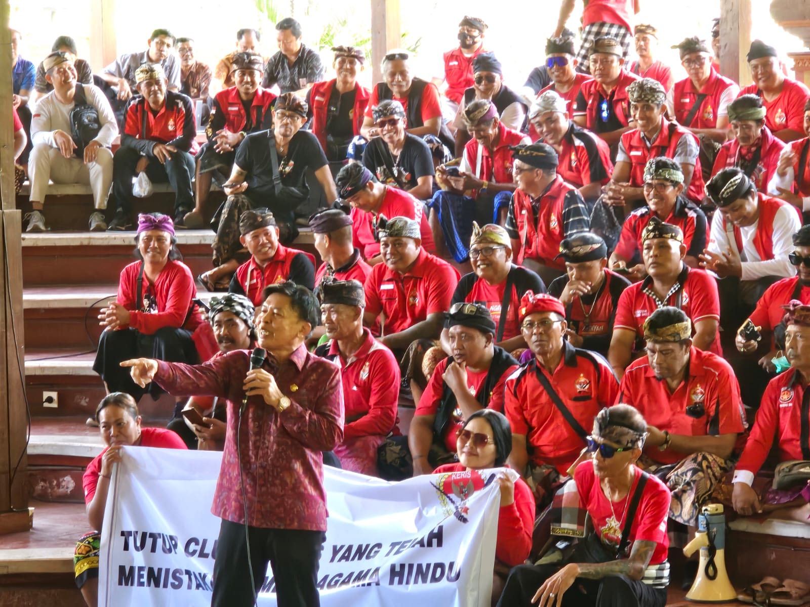 GRUDUG: Puluhan massa dari Keris Bali mendatangi Wantilan DPRD Bali pada Jumat (7/2)