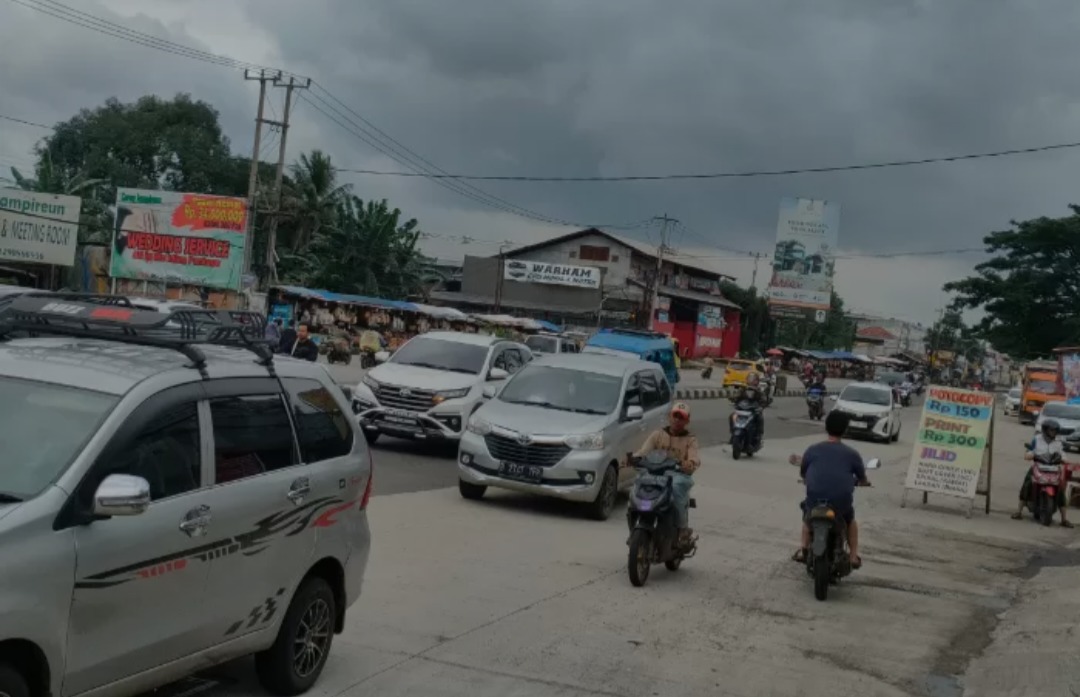 PELANGGARAN: Pengendara sepeda motor melawan arus di Jalan Raya Salabenda Kemang Bogor makin marak, mengakibatkan sering terjadi kecelakaan.