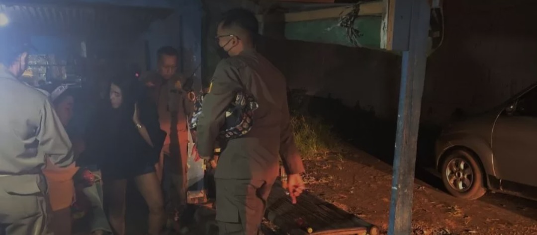 PENERTIBAN: Petugas Satpol PP menciduk perempuan diduga PSK yang biasa mangkal di warung remang-remang Desa Ngrame, Kecamatan Pungging, akhir pekan lalu.