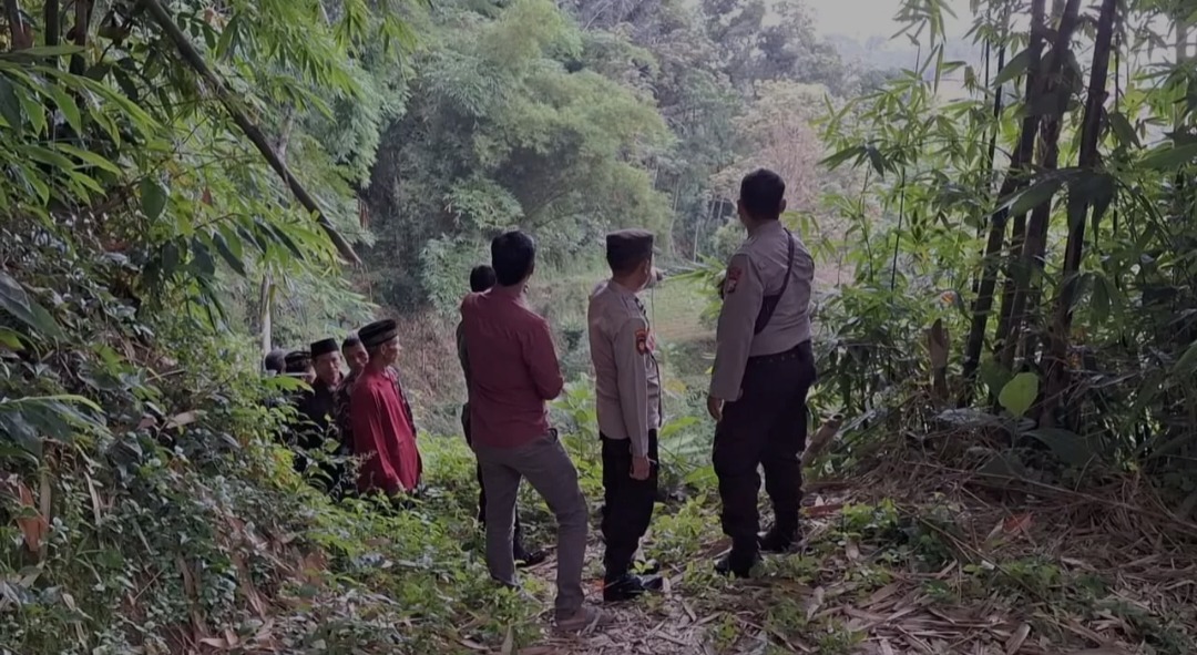 TAK JADI KE TKP: Warga dan anggota kepolisian hendak menuju lokasi kejadian sengatan tawon vespa di Desa Pocol, Sine, Ngawi, Kamis 6 Februari 2025.