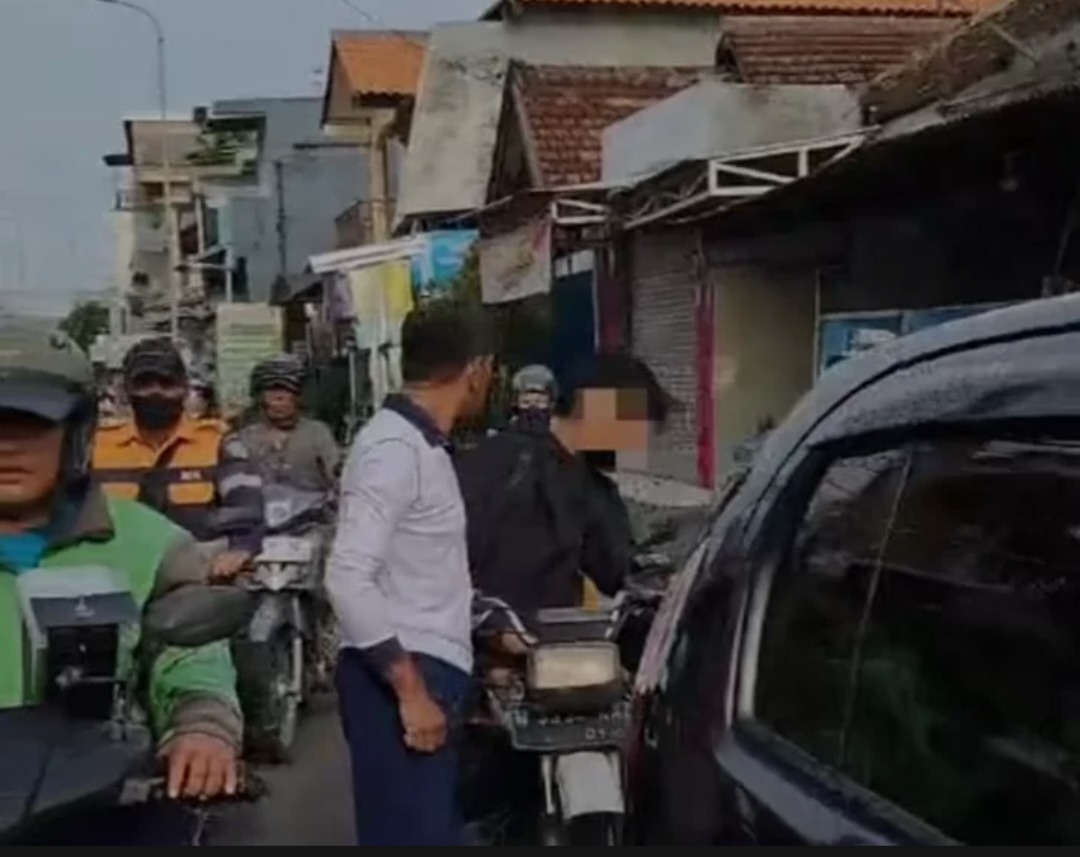 VIRAL : Rekaman ponsel warga memperlihatkan seorang pelajar dipukul pria pengemudi mobil di Jalan Kutuk, Sidoarjo.