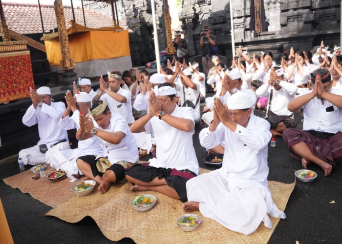 MOHON MAAF : Atlas Bali menggelar Upacara Guru Piduka.