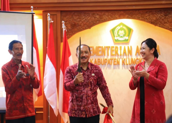 RAPAT : Pj Bupati Klungkung, I Nyoman Jendrika, menghadiri rapat perdana Forum Kerukunan Umat Beragama (FKUB) Kabupaten Klungkung tahun 2025 yang digelar di Aula Widya Mandala.