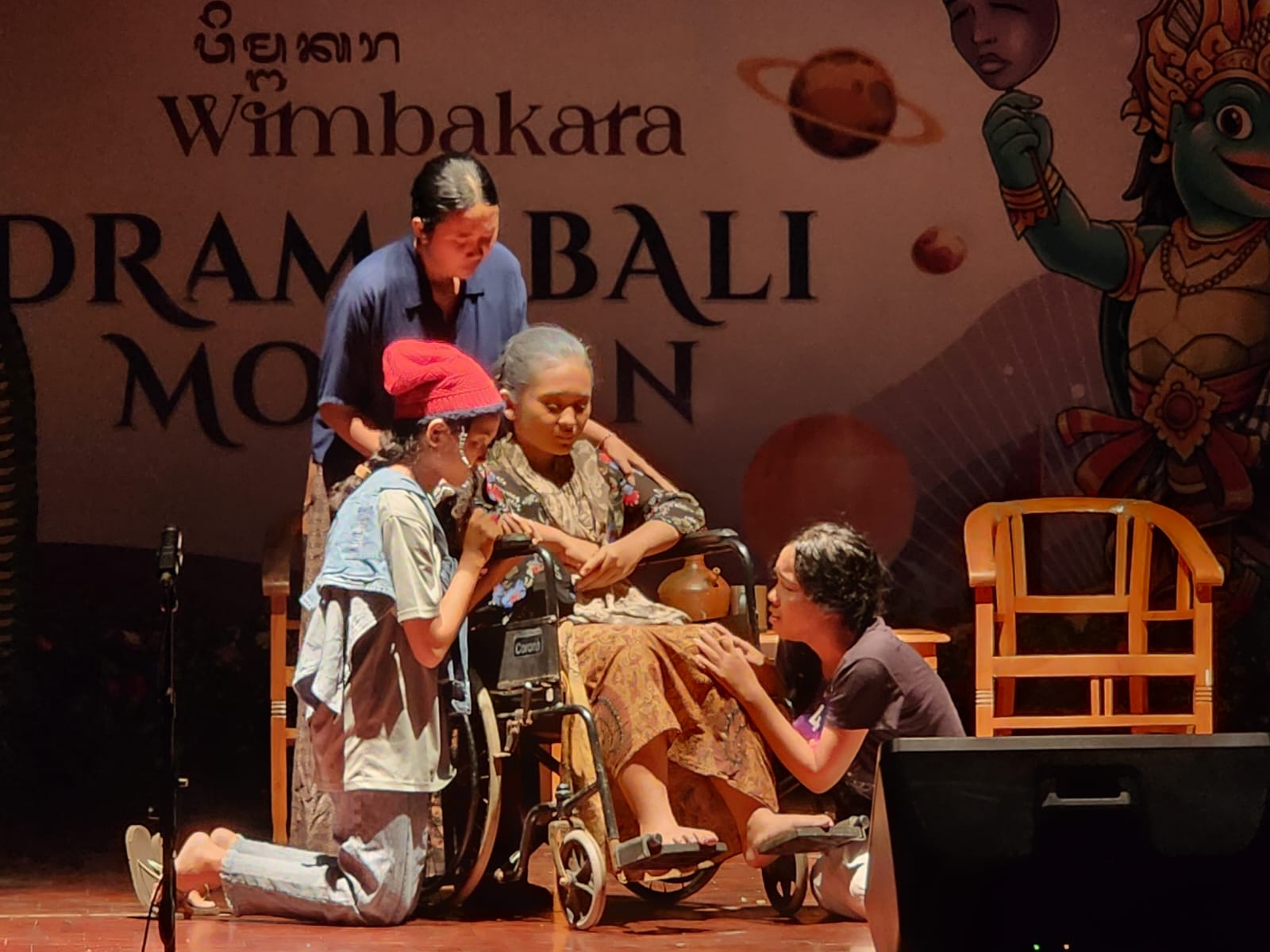 Peserta drama bali modern dalam ajang Bulan Bahasa Bali (BBB) di gedung ksiranawa Taman Budaya Bali, Jumat ( 7/2).