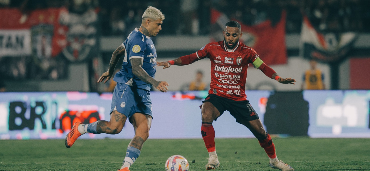 Yabes Roni (kanan) saat menjadi kapten Bali United.