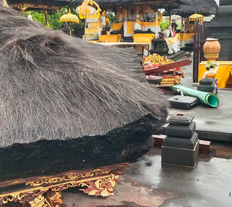 Bale seke nem di pura luhur Tanah Lot Ambruk akibat angin kencang yang bertiup pada hari Minggu (9/2).