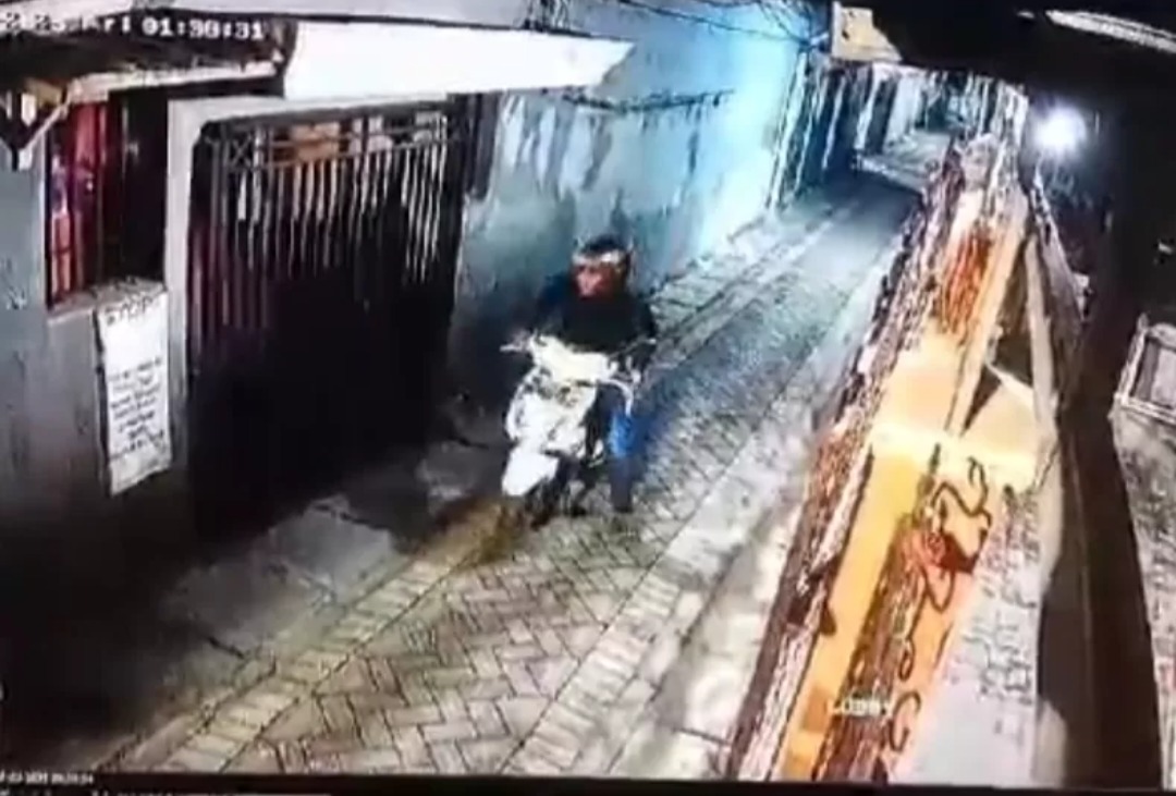 DORONG: Dari rekaman CCTV pelaku terlihat mendorong motor Honda Beat curian menyusuri Jalan Babatan V A, Surabaya.