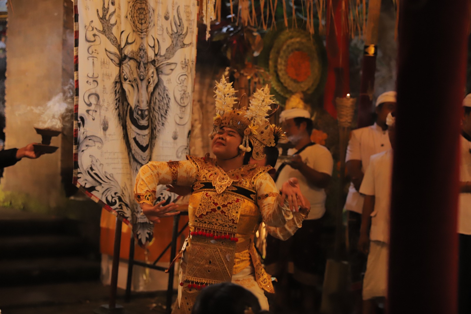 Penari Menjangan Salukat di Pura Agung Mpu Kuturan pada Sabtu (8/2) malam