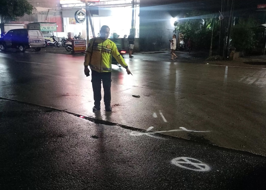 OLAH TKP : Anggota Unit Laka Satlantas Polres Gresik saat melakukan olah TKP Kecelakaan di Jalan Raya Desa Kepatihan, Kecamatan Menganti, Gresik. (Yudhi Radar Gresik)