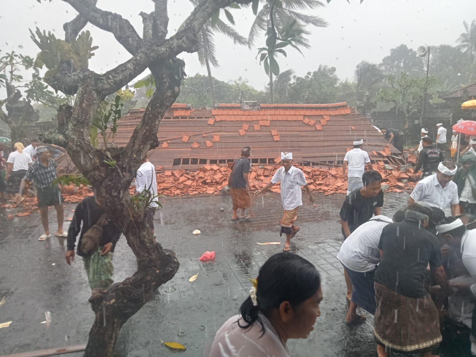 ROBOH: Angin puting beliung menerjang Pura Dalem Desa Adat Guwang, Kecamatan Sukawati, Kabupaten Gianyar, pada Minggu siang (9/2), mengakibatkan Balai Pesandekan roboh.